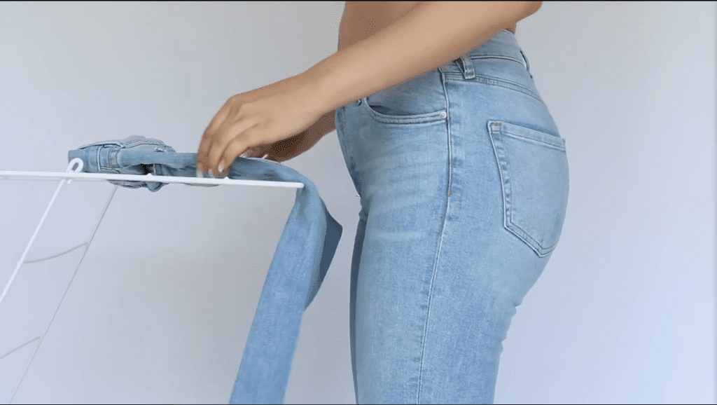 همیشه شلوار جین را روی رخت‌آویز بندازید تا خشک شود. حرارت خشک‌کن باعث از بین رفتن الاستین جین و گشاد شدن آن می‌شود