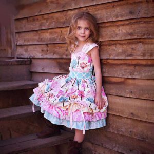 راهنمای انتخاب لباس مجلسی دخترانه برای مامان‌های خوش سلیقه!