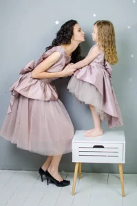 راهنمای انتخاب لباس مجلسی دخترانه برای مامان‌های خوش سلیقه!
