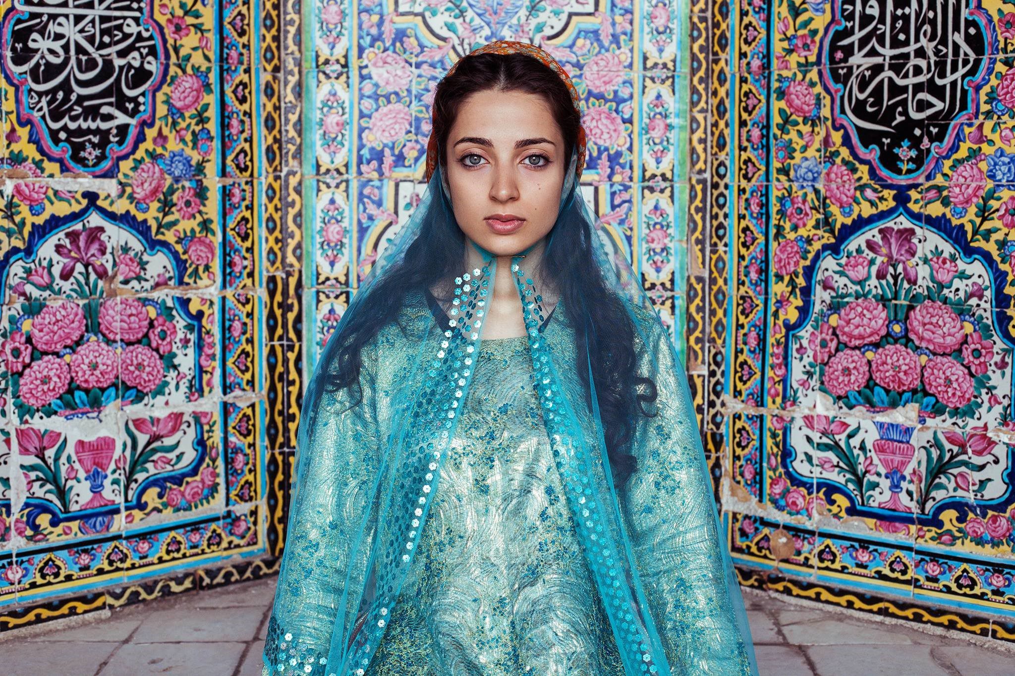 دختر ایرانی با لباس زیبای سنتی