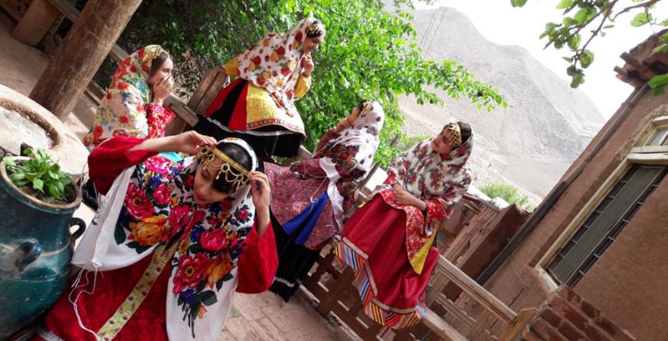 دختران ایرانی با لباس سنتی