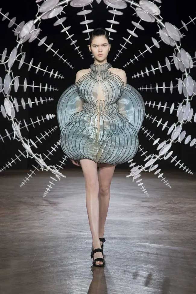 طراحی Iris van Herpen به سبک دیجیتال آوانگارد